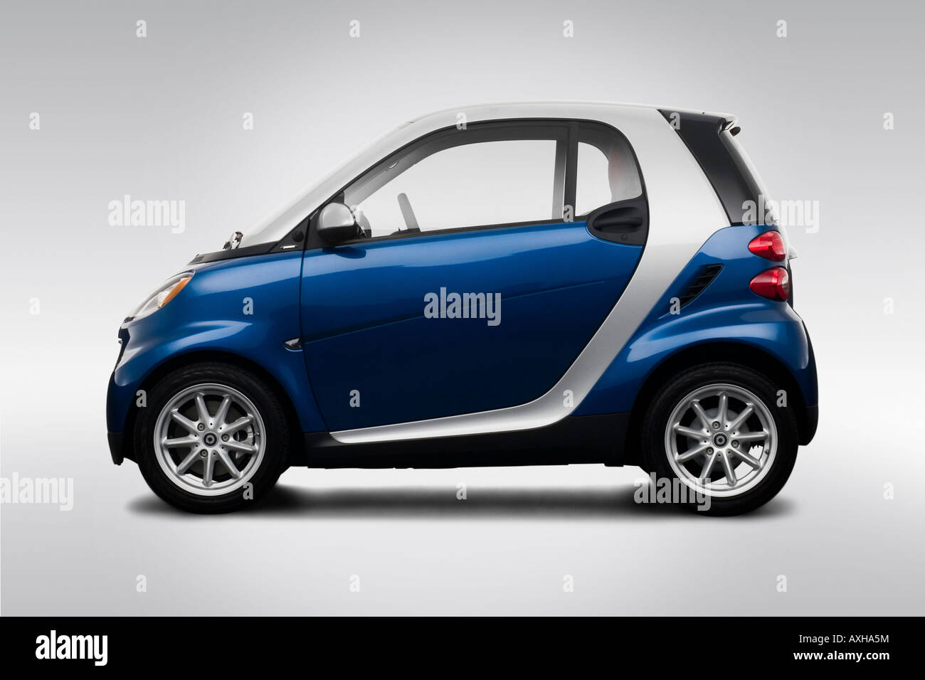 2008 Smart fortwo Passion en bleu - Pilotes Portrait Photo Stock - Alamy