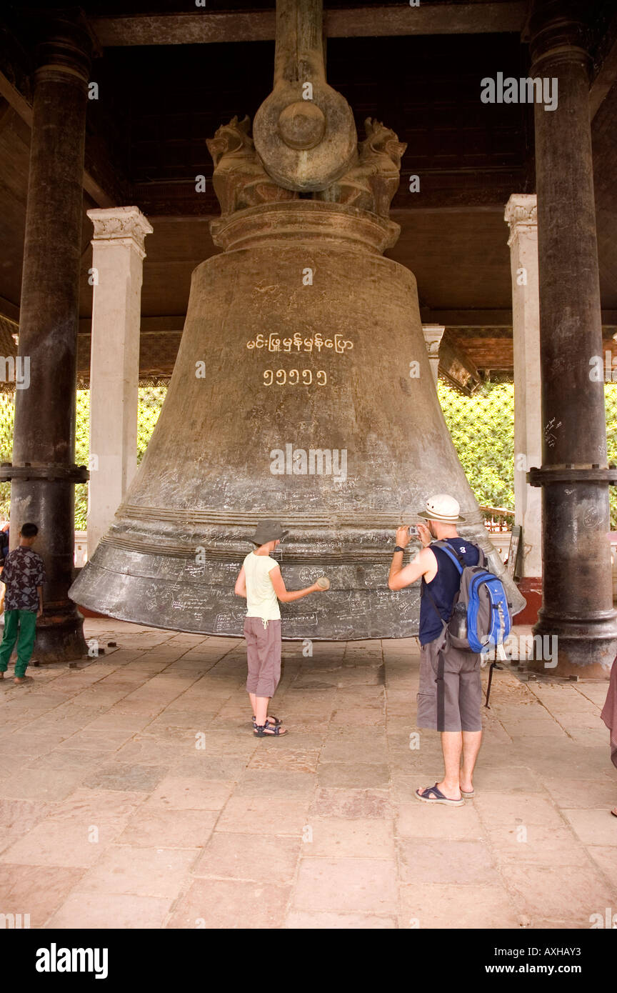 Photographie de touristes occidentaux à la tonne à 90 Mingun Mingun Bell au Myanmar Banque D'Images