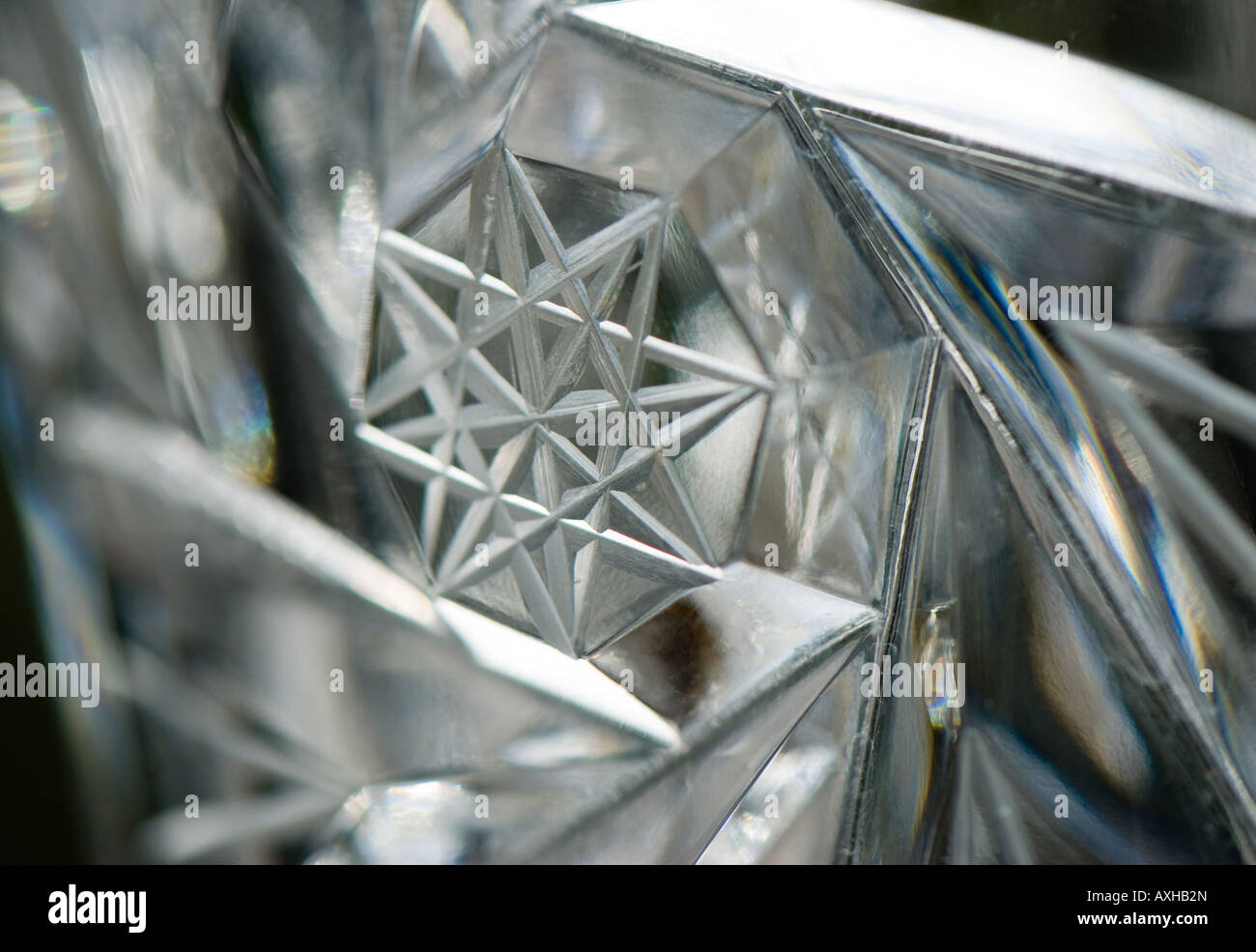 Close-up de couper le verre avec réflexion sombre Banque D'Images