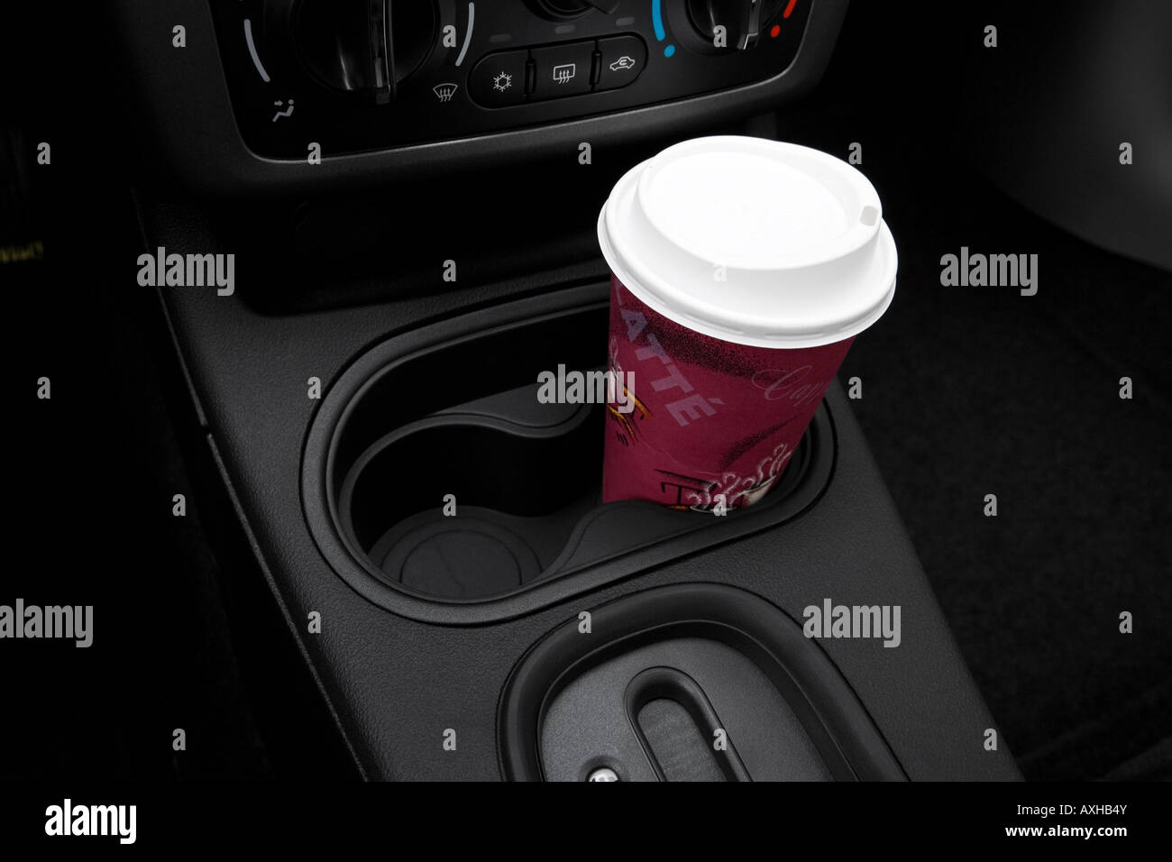 2008 Chevrolet Cobalt LS en rouge - Support de tasse avec Prop Banque D'Images