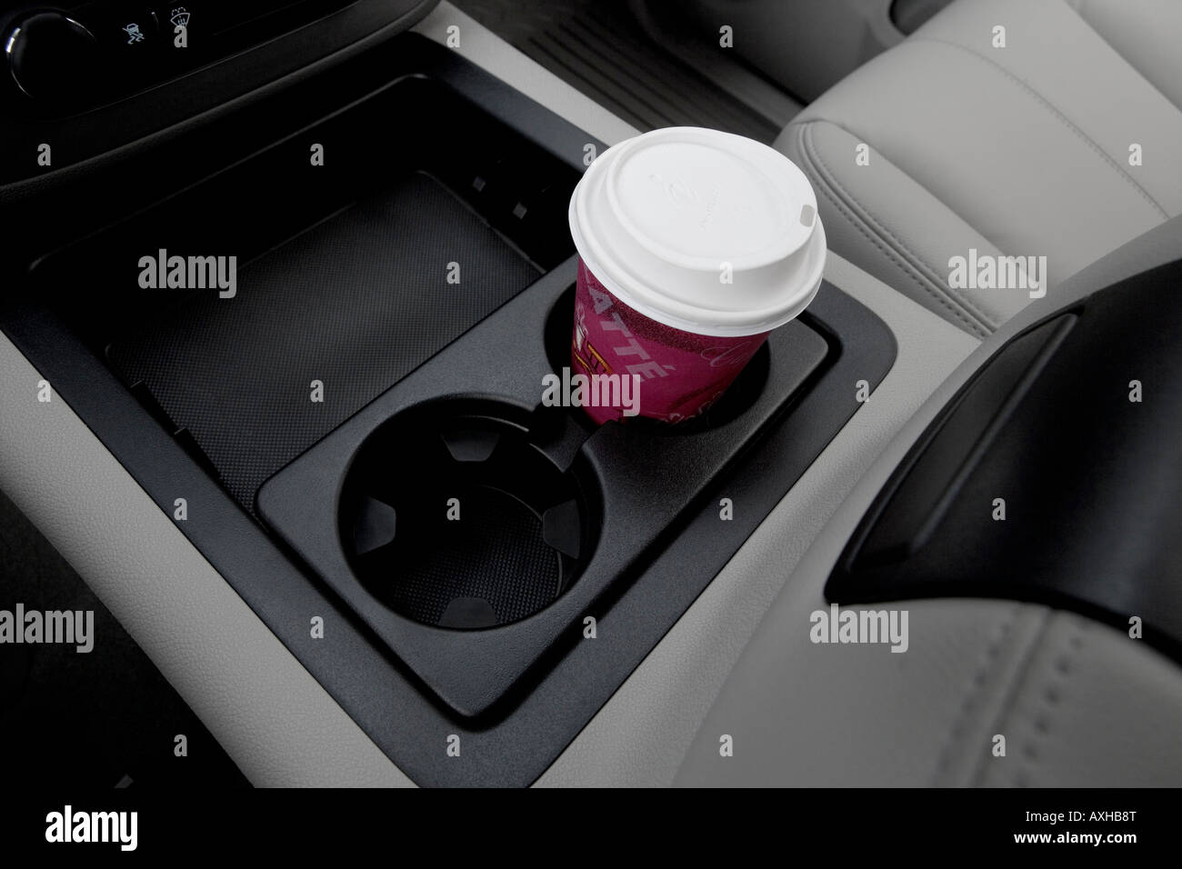 2008 GMC Sierra 1500 SLT en rouge - Support de tasse avec Prop Banque D'Images