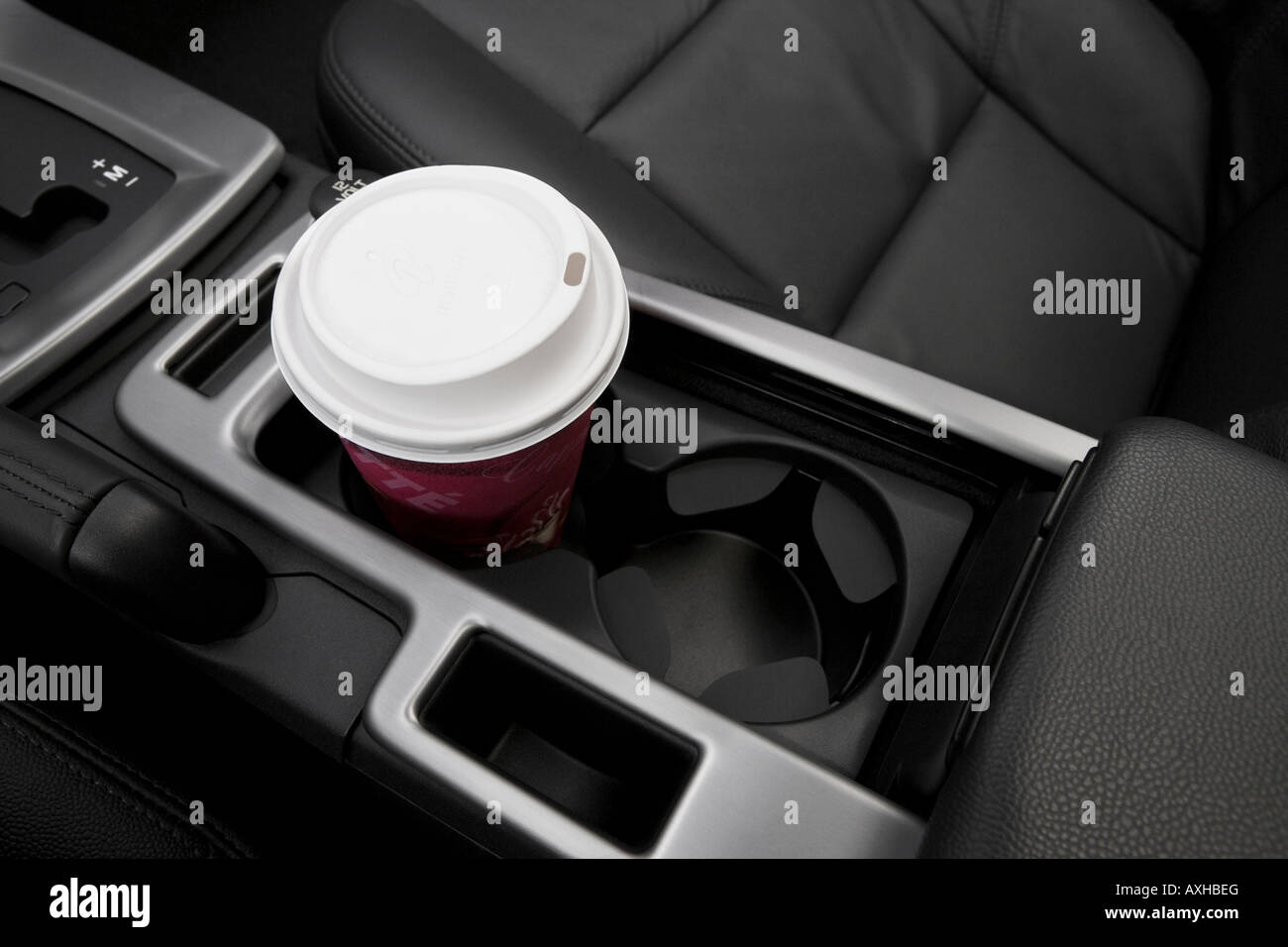 2008 Volvo S40 T5 en rouge - Support de tasse avec Prop Banque D'Images