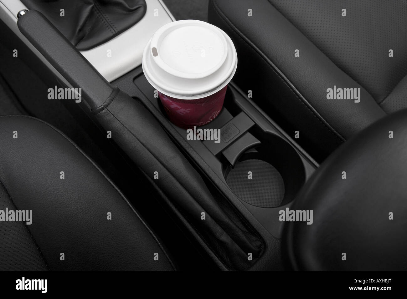 2009 Toyota Corolla XRS en rouge - Support de tasse avec Prop Banque D'Images