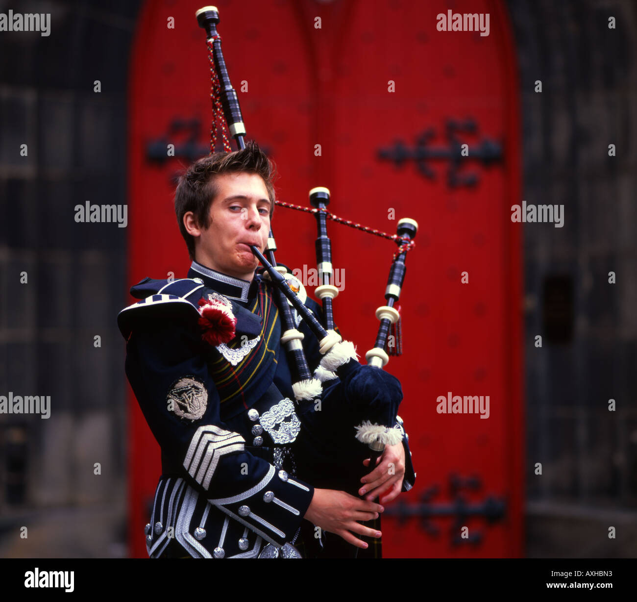 Piper écossais jouant sur la rue pendant le Festival d'Edimbourg, Ecosse Banque D'Images