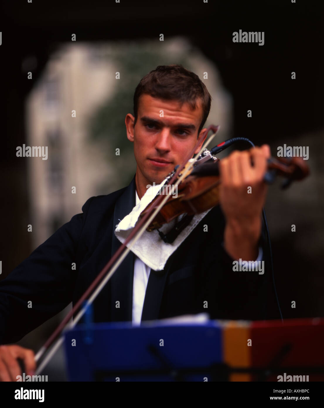 La violoniste jouant dans la rue pendant le Festival d'Edimbourg, Ecosse Banque D'Images
