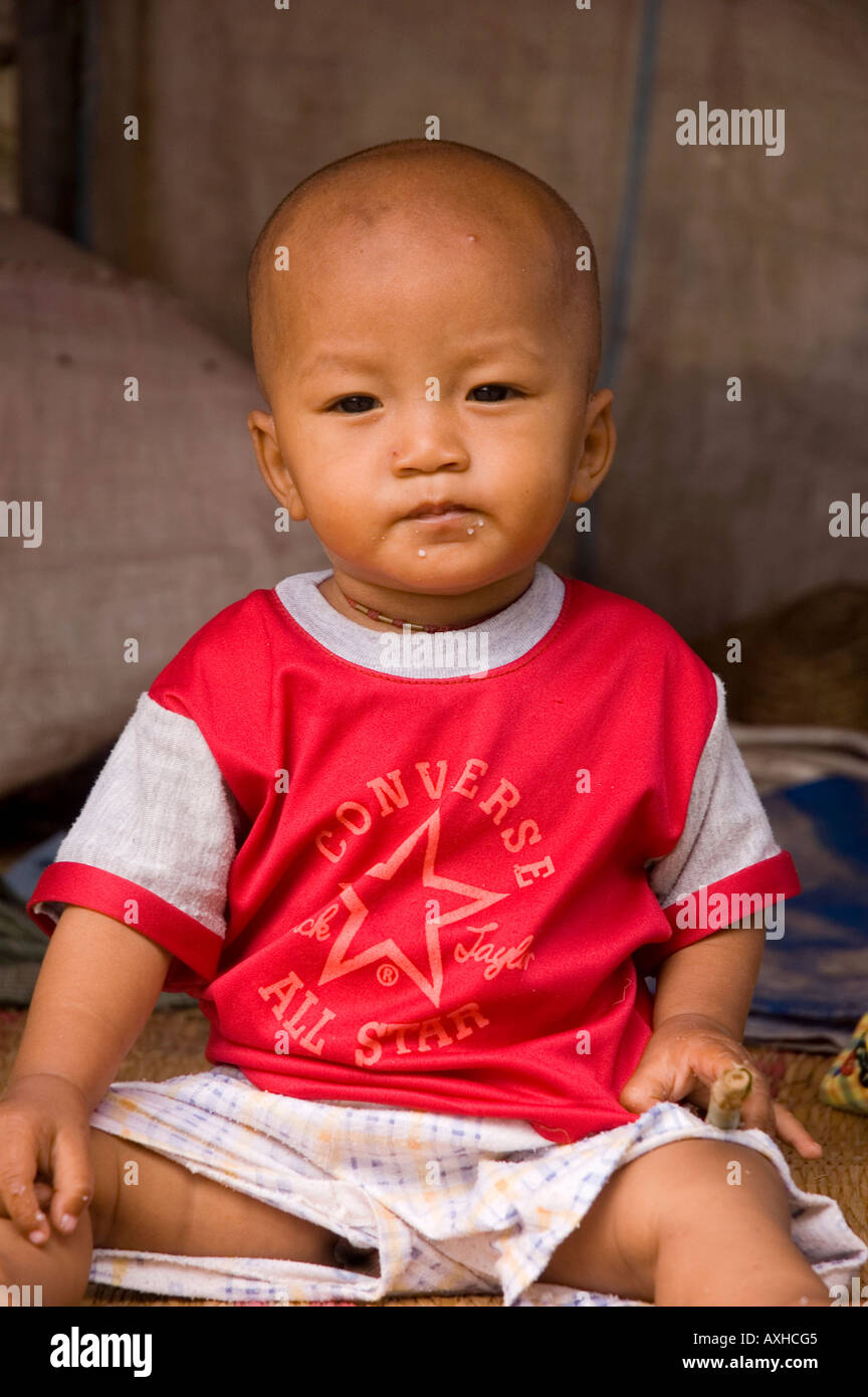 Photographie d'un petit garçon vêtu d'un pull Converse All Star à Hsipaw au Myanmar 2006 Banque D'Images