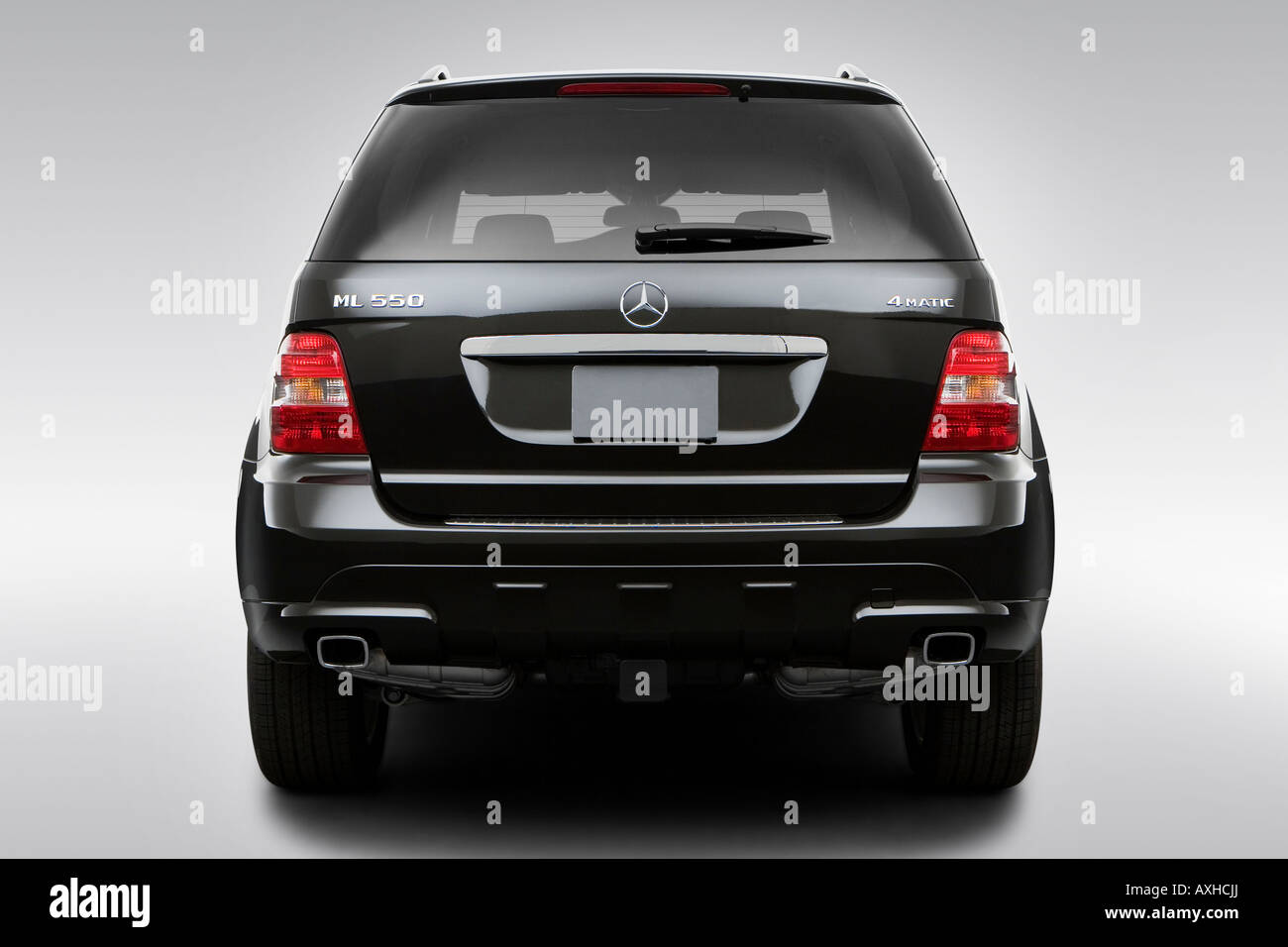 2008 Mercedes-Benz Classe-M ML550 AMG en noir - Bas/arrière large Photo  Stock - Alamy