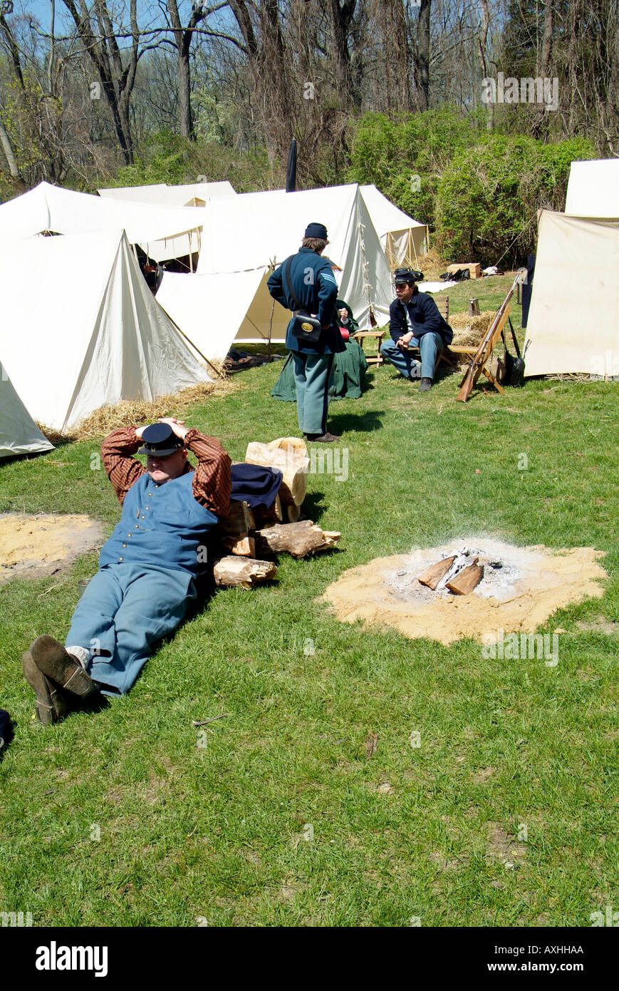 Certains membres du 7e régiment d'infanterie volontaire md 1862 de repos au cours de la guerre civile à une reconstitution à Glendale md Banque D'Images