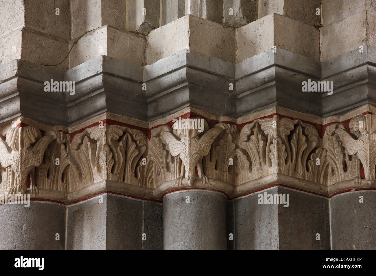 Köln, Nordwestlicher Vierungspfeiler St. Andreas, mit Vögeln an den Kapitellen Banque D'Images