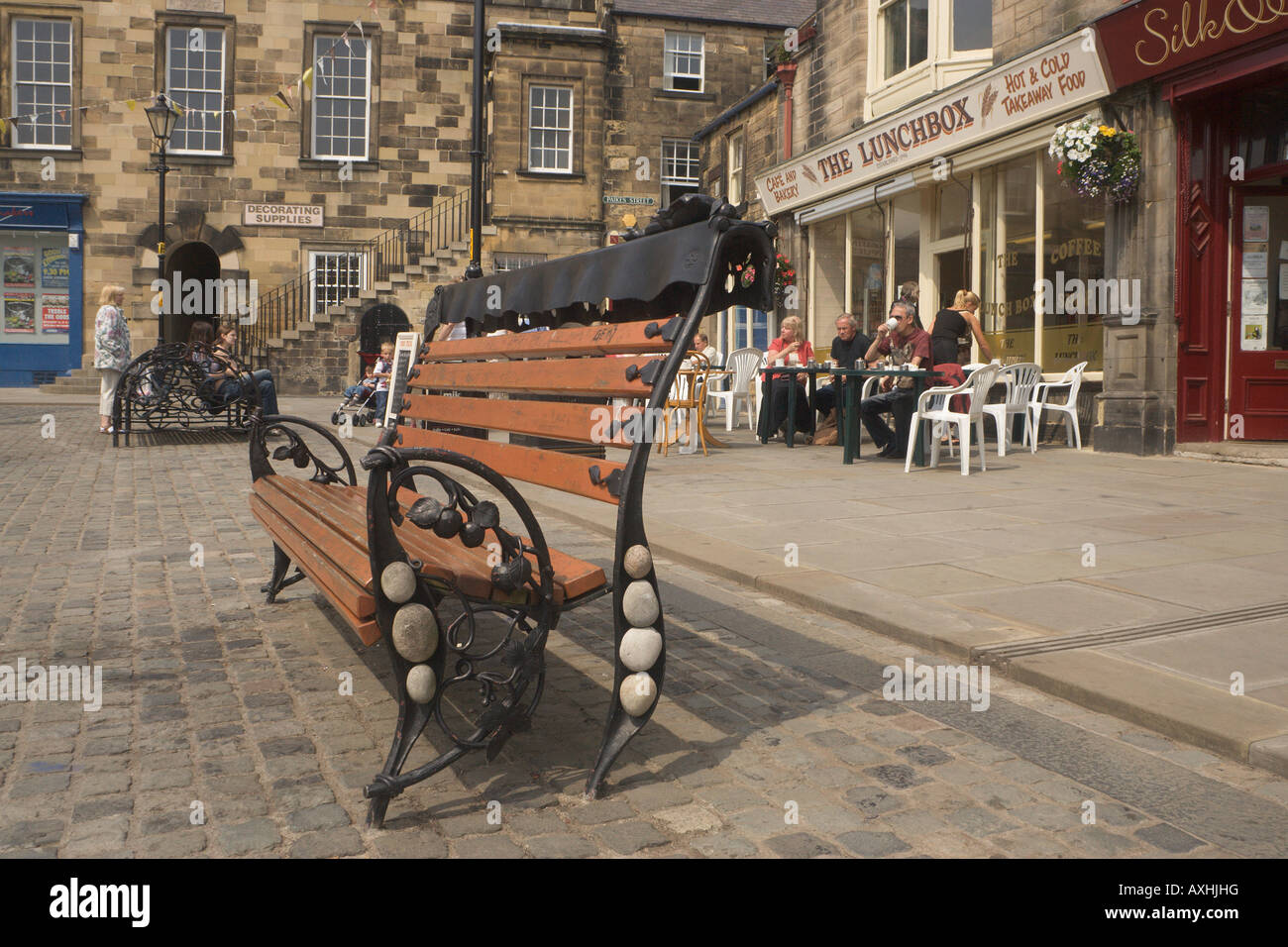 Banc public comme sculpture intéressante à main square Alnwick Northumberland Royaume-uni Banque D'Images