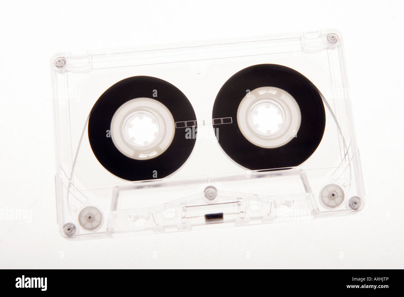 Cassette audio transparent sur un fond blanc. Banque D'Images