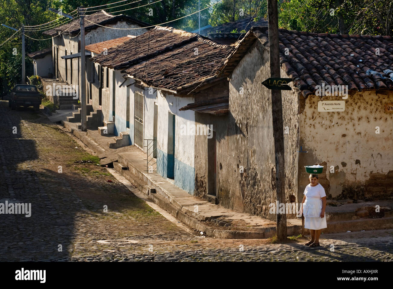 Les rues coloniales et des bâtiments d'adobe femme en Suchitoto El Salvador Banque D'Images