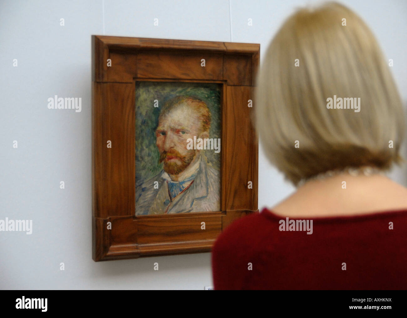 Woman admiring un autoportrait de Vincent Van Gogh au Musée Kroller Muller Pays-Bas Banque D'Images