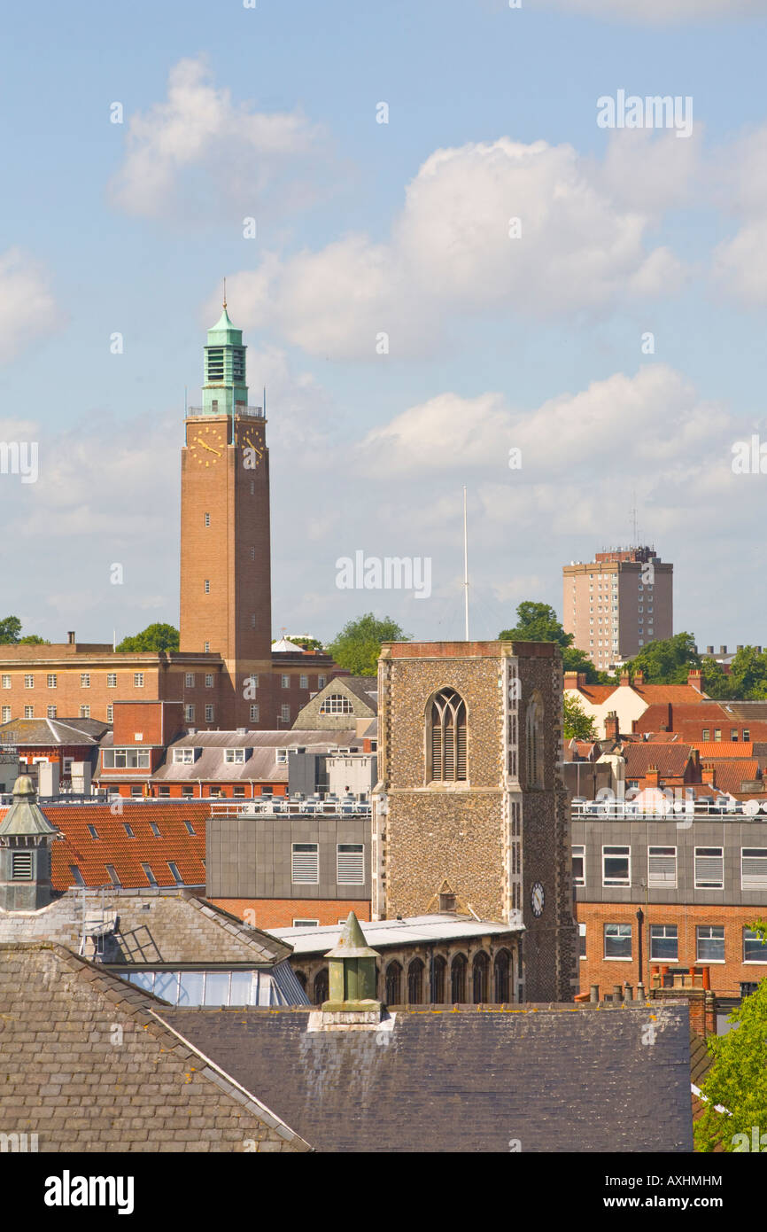 Vue sur Norwich de St George's Church tower, Tombland, montrant des années 1930, l'Hôtel de Ville et l'église médiévale de St Andrew Banque D'Images
