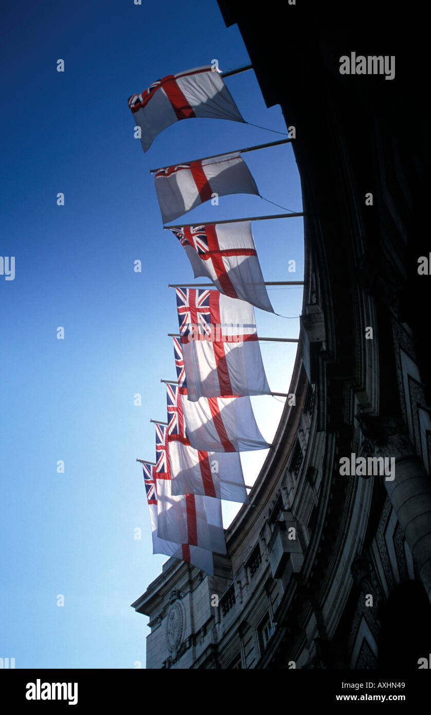 Rangée de drapeaux anglais sur l'Admiralty Arch Banque D'Images