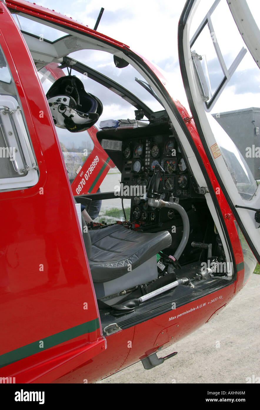 Air Ambulance hélicoptère de sauvetage du pilote de côté avec porte ouverte Banque D'Images