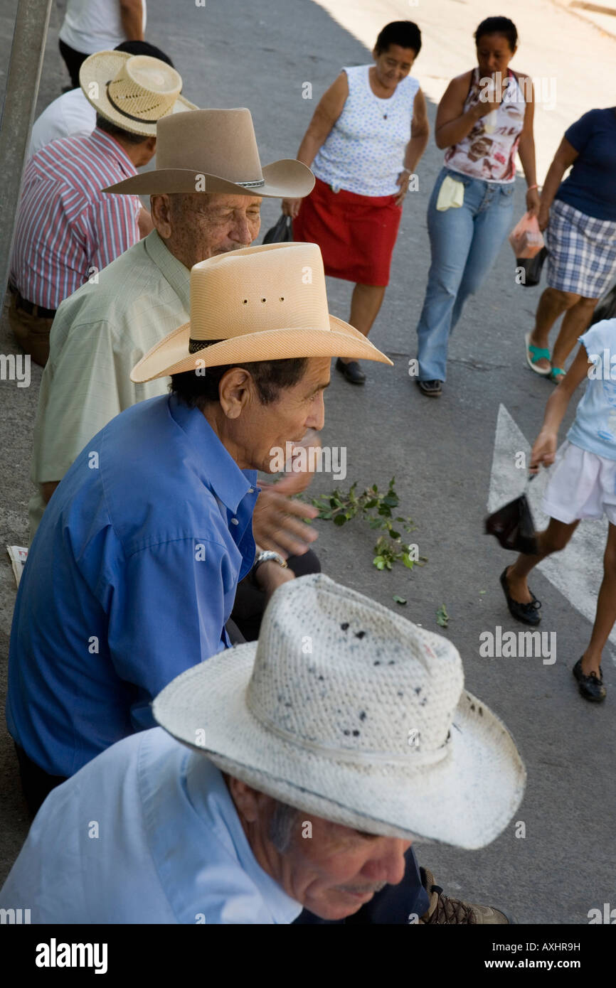 Chapeaux de cow-boy paysans de Suchitoto El Salvador Banque D'Images