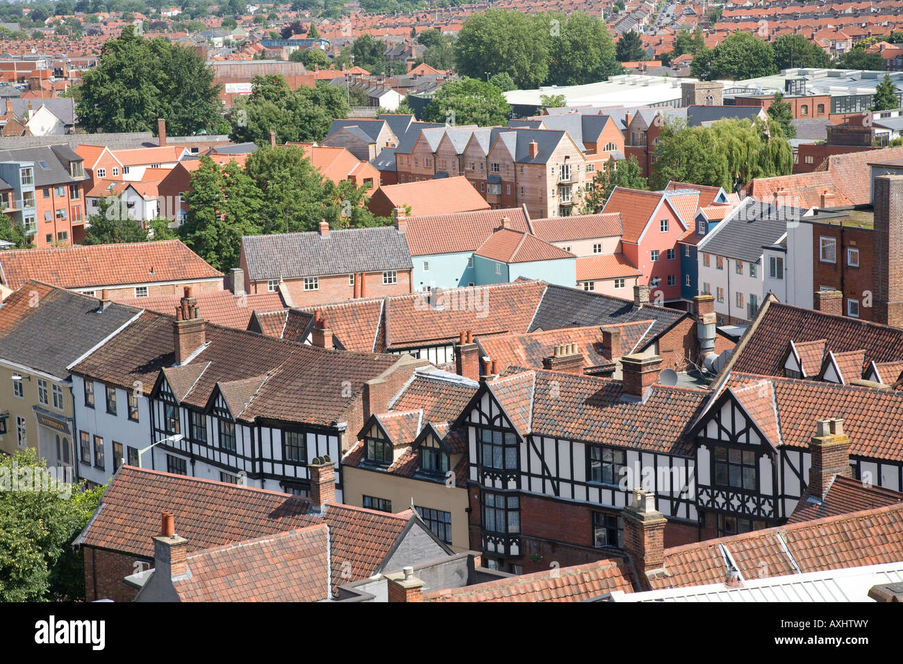 Voir l'historique des maisons médiévales et de nouveaux logements à la St George's Church tower, Tombland, Norwich, Norfolk, England, UK Banque D'Images