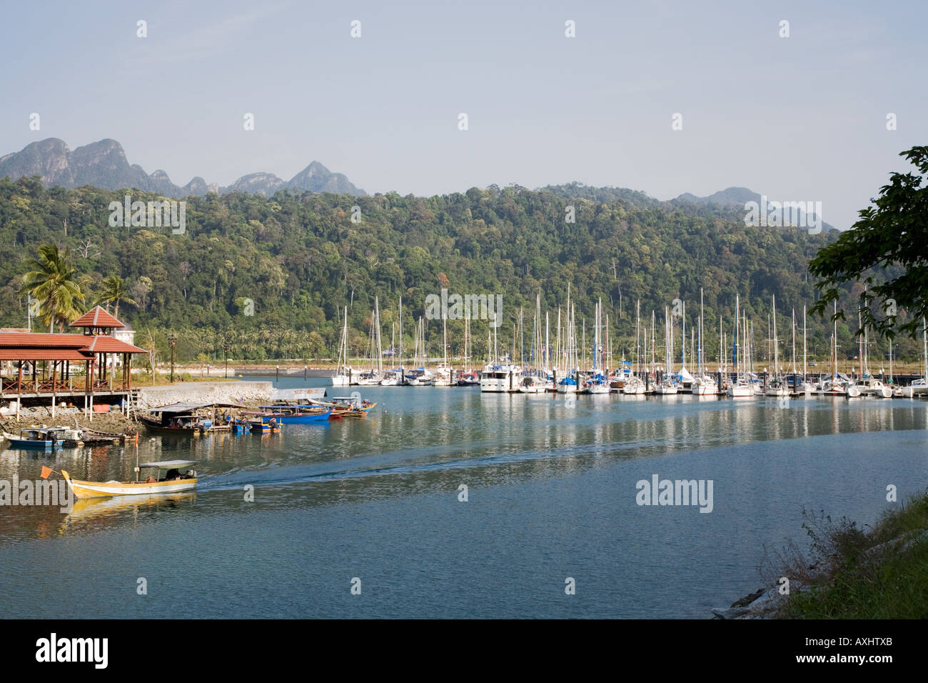 Bateau de Moteur Petronas laissant quai, port de Telaga Park, l'île de Langkawi, yachts avec en arrière-plan. Pulau Langkawi, Malaisie Banque D'Images