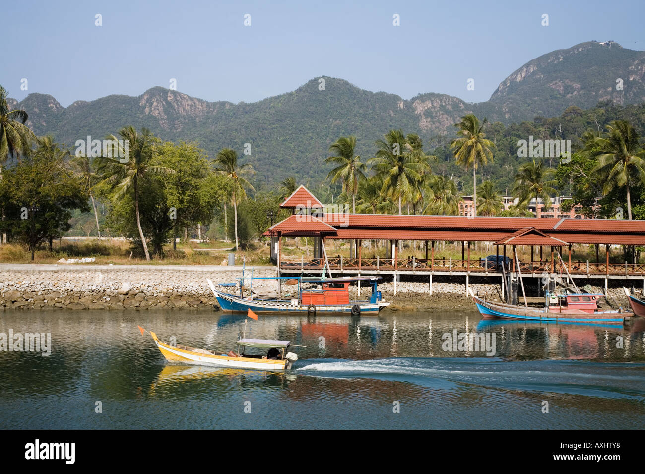 Le bateau part du quai, port de Telaga Petronas Park, l'île de Langkawi Pulau Langkawi, Malaisie Banque D'Images