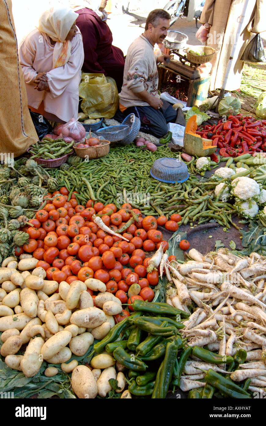 Vendeur de fruits et légumes à un marché de rue Marrakech Maroc Banque D'Images