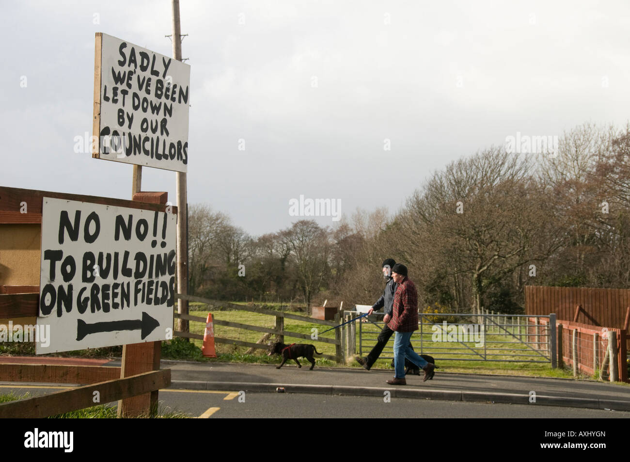 Signes manuscrits mis en place par les résidents locaux s'opposant à de nouveaux logements sur site vierge Llanon village West Wales UK Banque D'Images