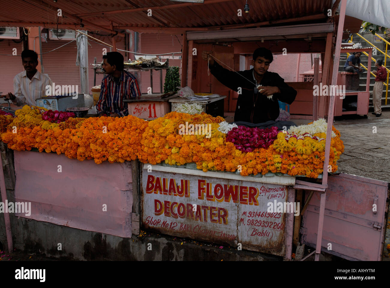 Bloquer la vente de guirlandes de fleurs de souci pour le festival du Diwali. Jaipur Rajasthan Inde Banque D'Images