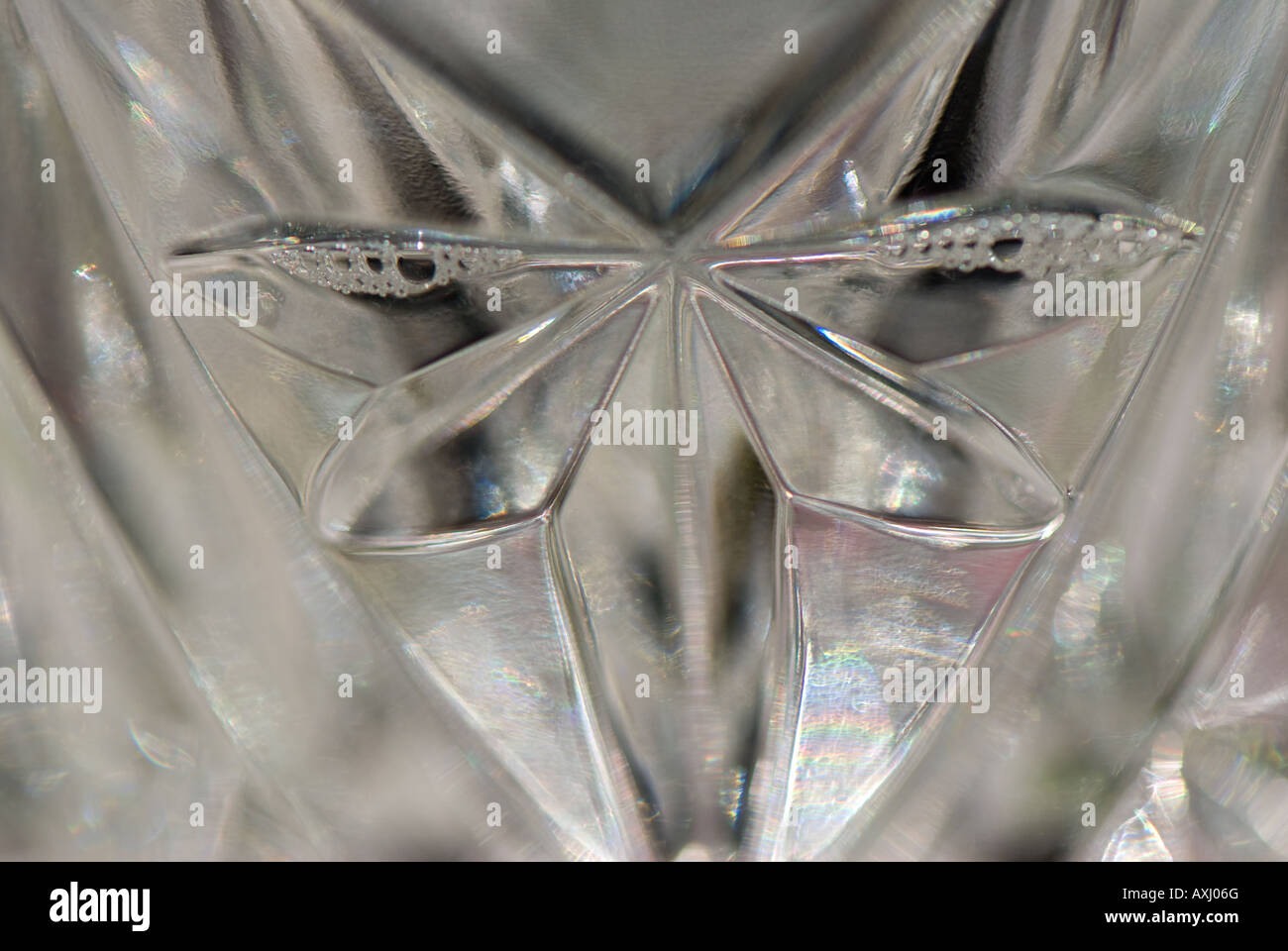 Close-up de couper le verre avec des bulles et de réflexion Banque D'Images
