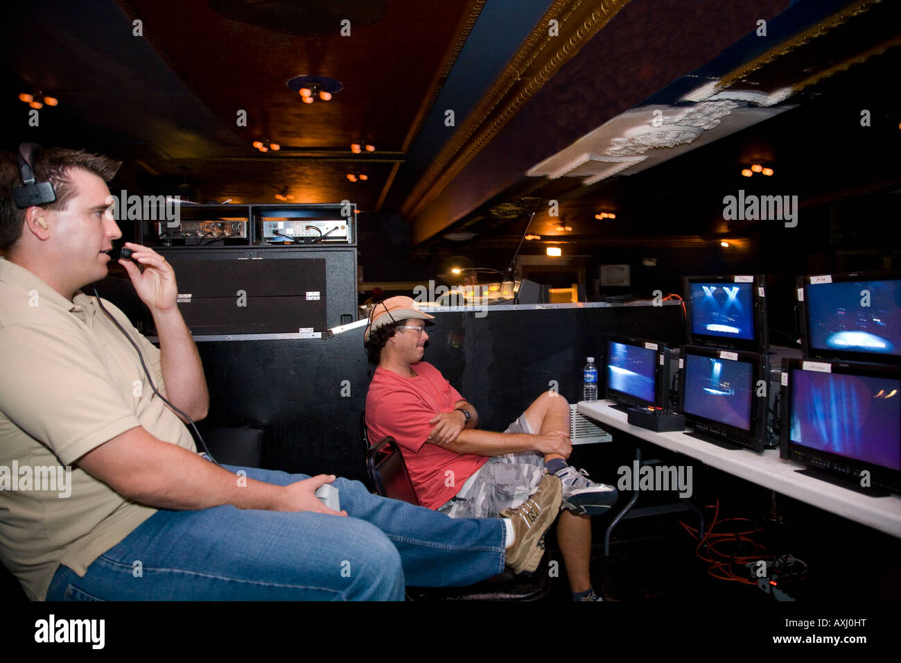 Chicago Illinois producteurs vidéo voir écrans pendant la configuration d'éclairage pour les performances à Vic Theatre Banque D'Images
