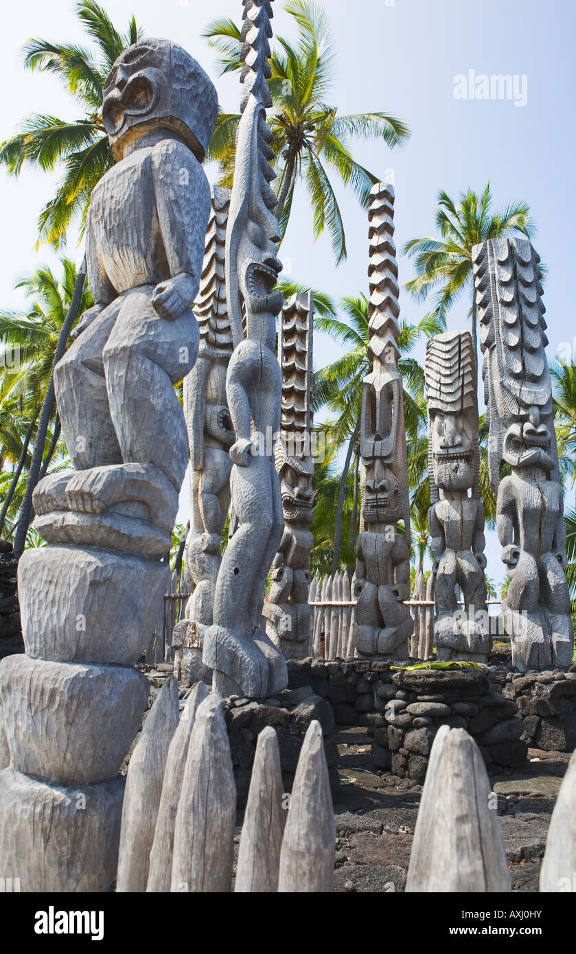 Un regroupement de Ki'i images en bois à Pu'uhonua o Honaunau National Historical Park sur Hawaii Big Island veille sur l'Hale o Banque D'Images