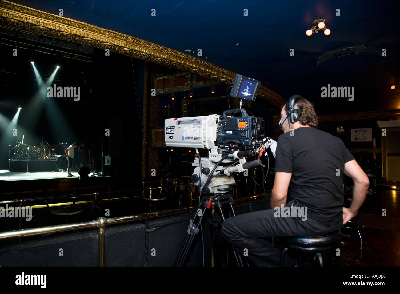 L'ILLINOIS Chicago Video caméraman de l'équipement de test au cours de l'installation d'éclairage pour les performances à Vic Theatre Banque D'Images