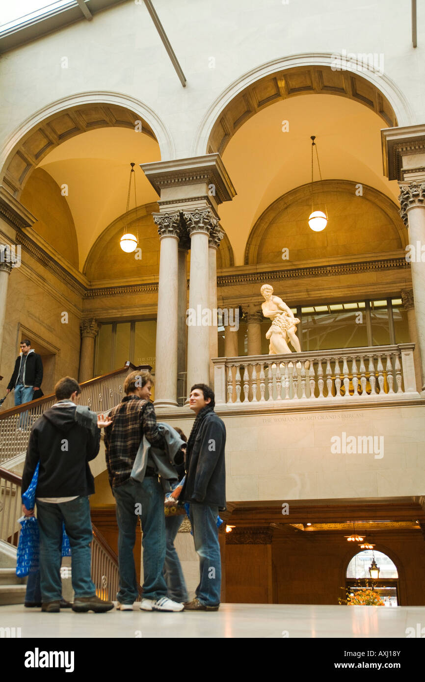 Chicago Illinois Groupe d'étudiants masculins debout palier la sculpture à l'Art Institute of Chicago Banque D'Images
