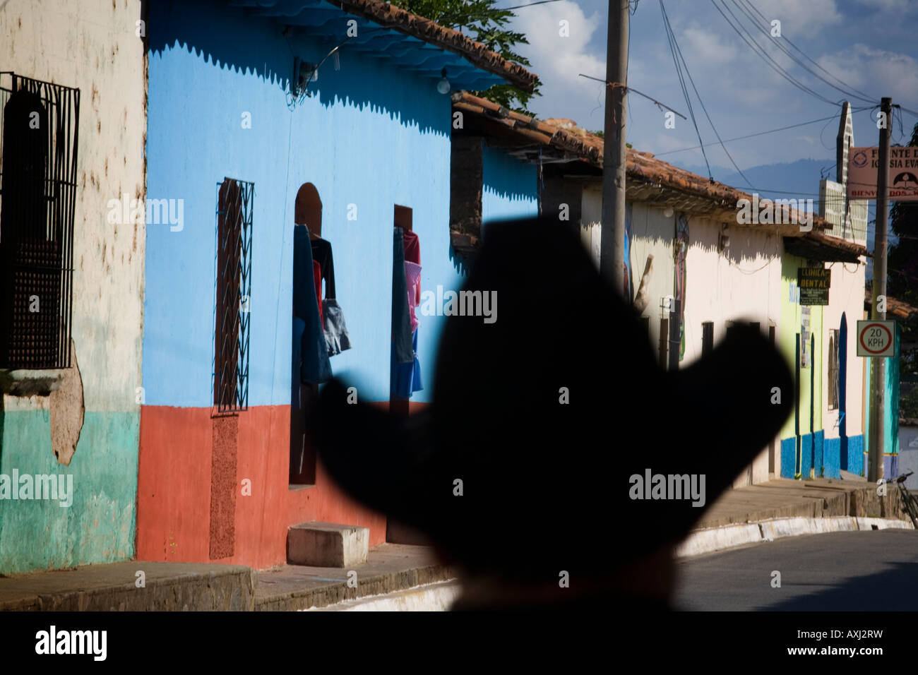 Cowboy hat silhouette contre bâtiments adobe Suchitoto El Salvador Banque D'Images