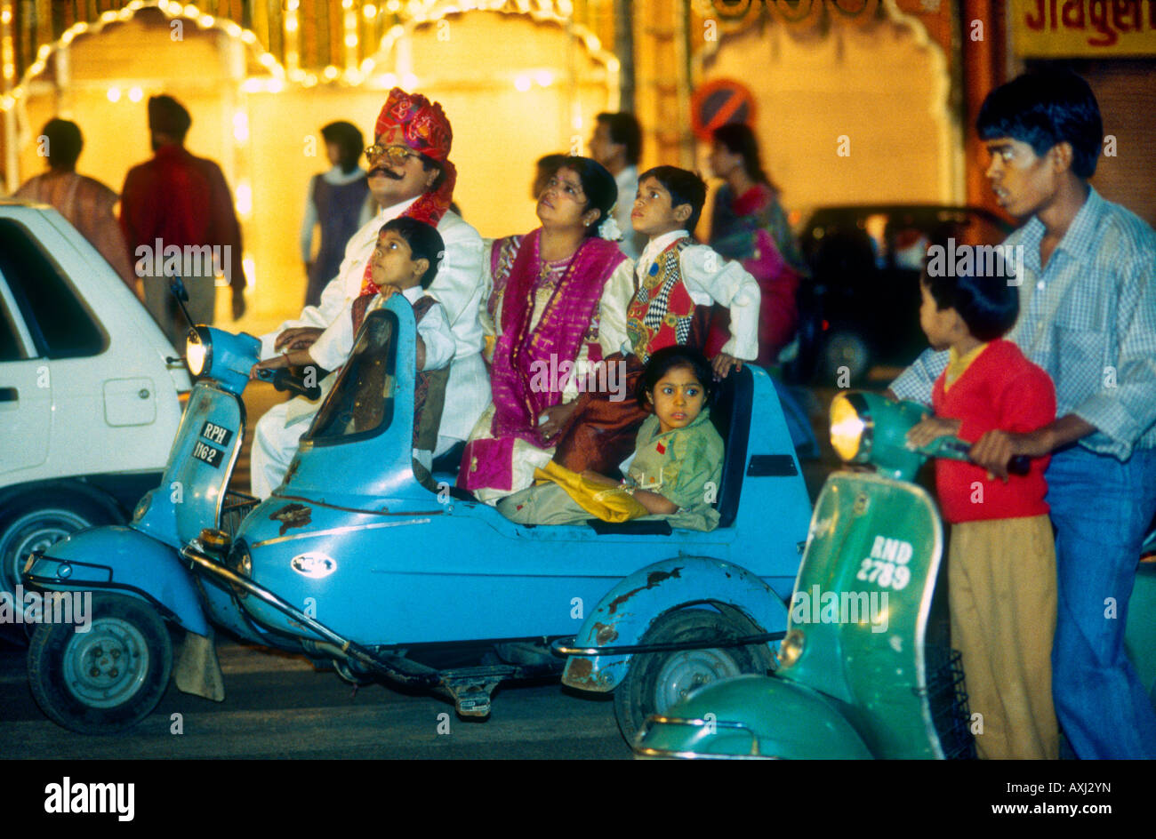 Sortie en famille hindoue entassés sur un petit scooter célébrant la nuit pendant festival du Diwali à Jaipur Rajasthan, Inde Banque D'Images