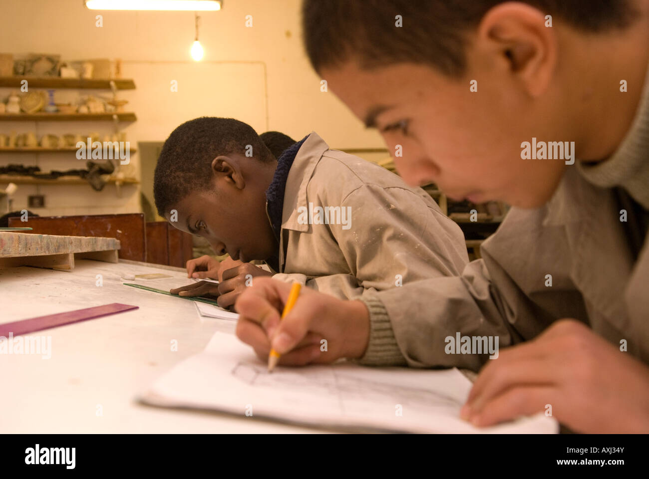 Jeune garçon élèves engagés dans l'atelier de céramique à l'École des