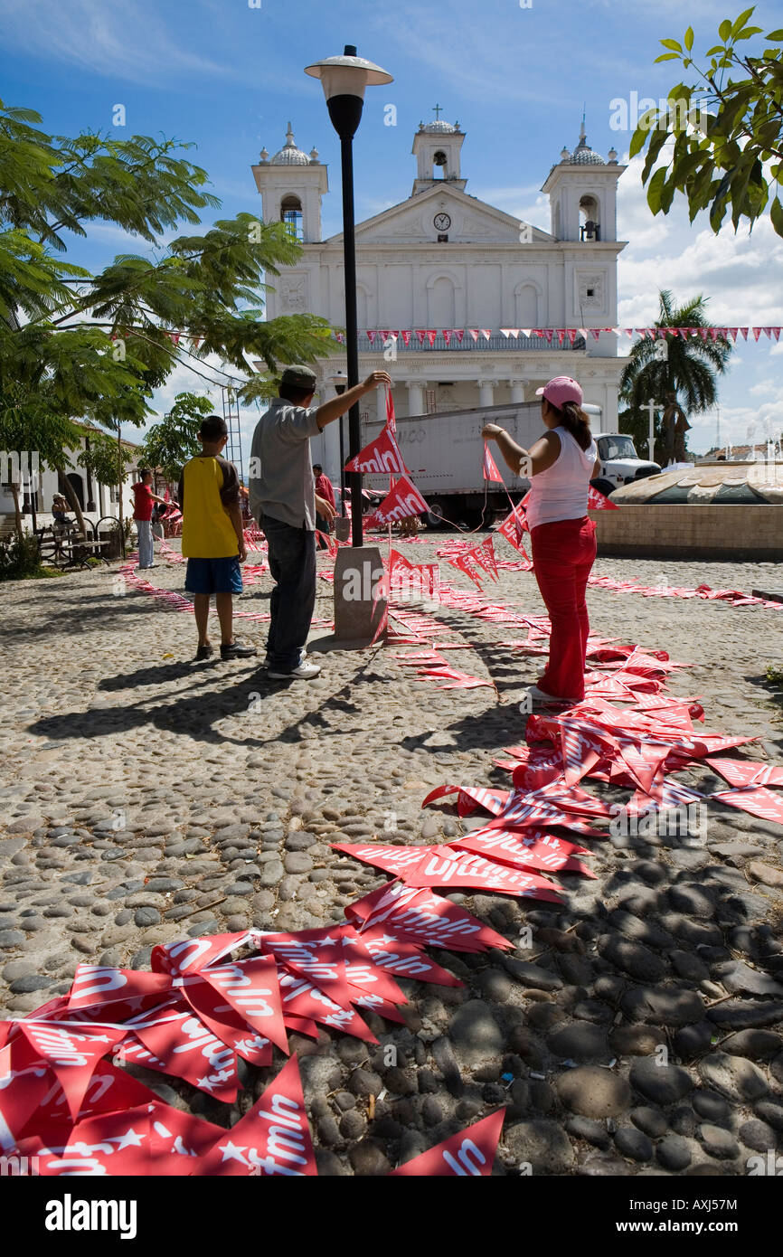 Déployant des bannières pour rassemblement politique du FMLN Suchitoto El Salvador Banque D'Images