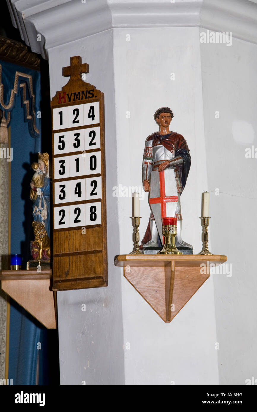Scène d'intérieur de l'église médiévale de St George's, Tombland Norwich, Angleterre, hymne montrant Conseil et statue de St George Banque D'Images