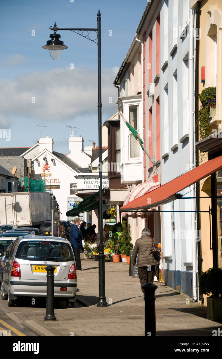 La rue principale de Tenby, Pembrokeshire Wales UK village Banque D'Images