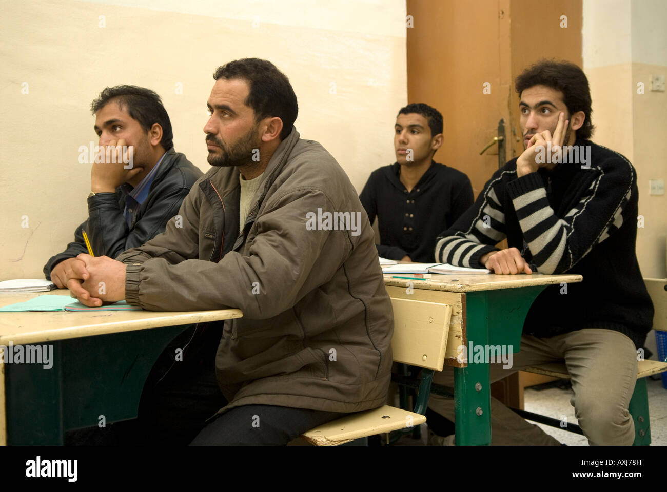 L'éducation des adultes les élèves de l'École des Arts et Métiers islamique Tripoli Libye Banque D'Images