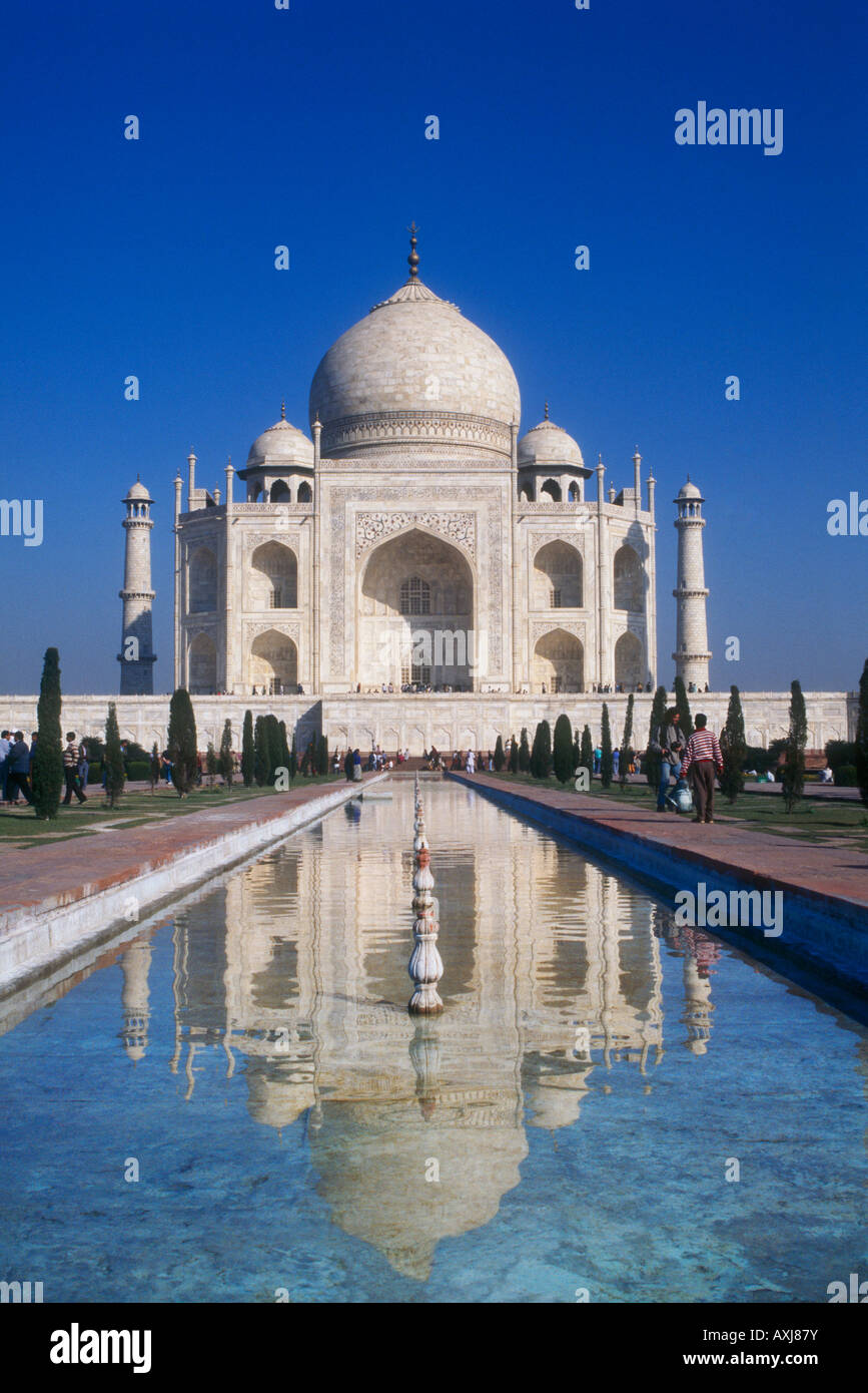 Vue de jour du Taj Mahal, ciel bleu, et la réflexion en premier plan, Agra Inde Banque D'Images