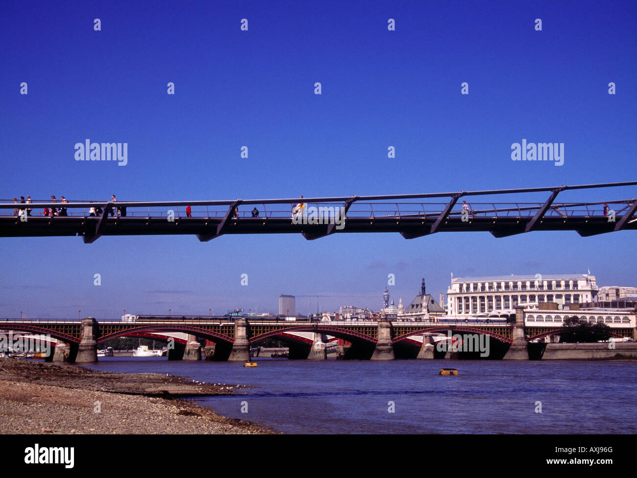 Tamise à Millennium Bridge, Londres Banque D'Images