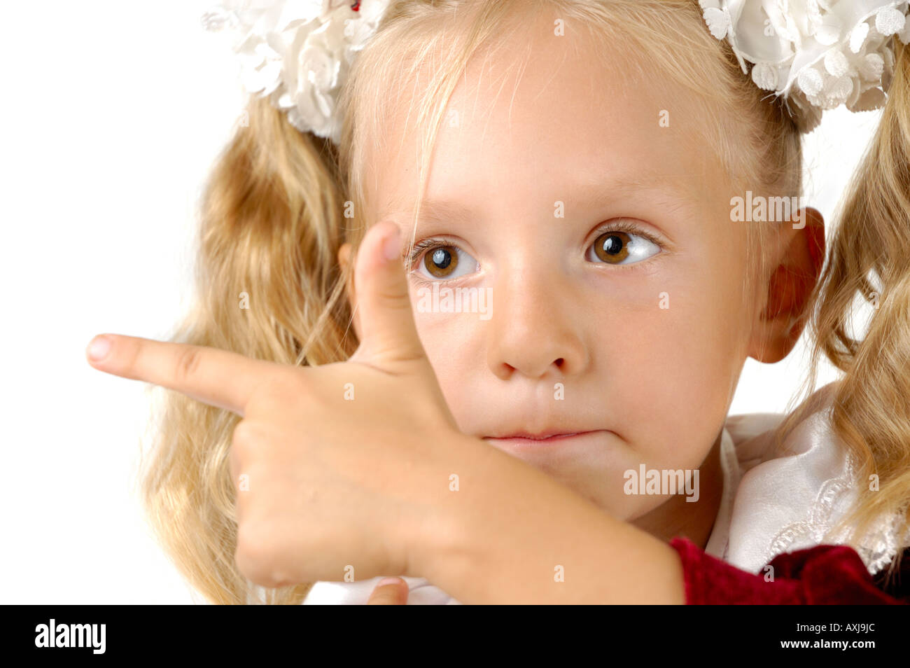 Little girl pointing avec son index Banque D'Images