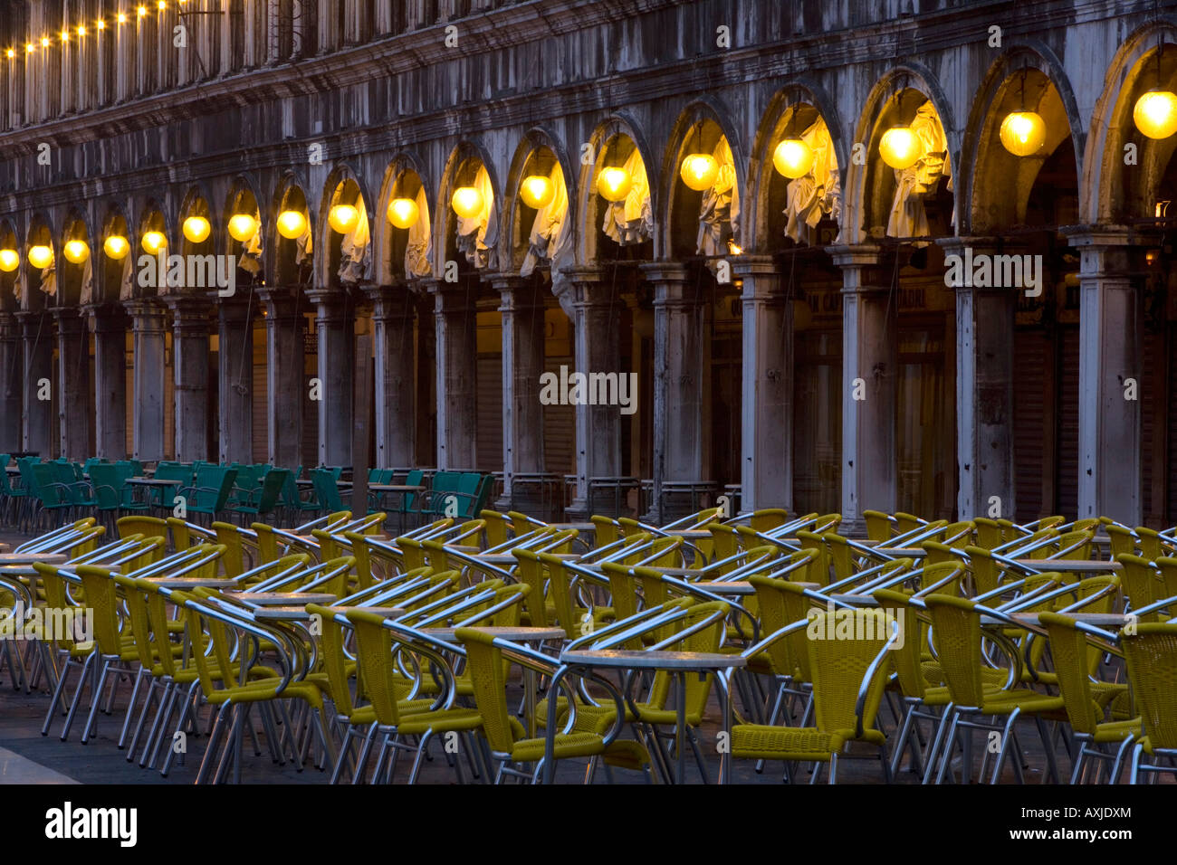 Des rangées de chaises vides à l'extérieur des cafés à la place Saint-Marc de Venise , Italie , Banque D'Images