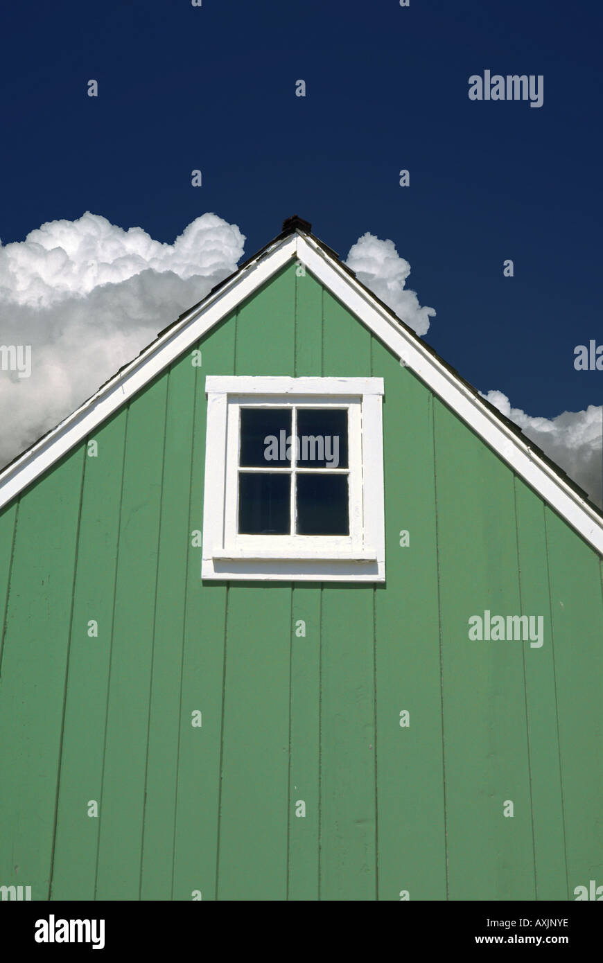 Little green house gable avec carré blanc petite fenêtre Banque D'Images