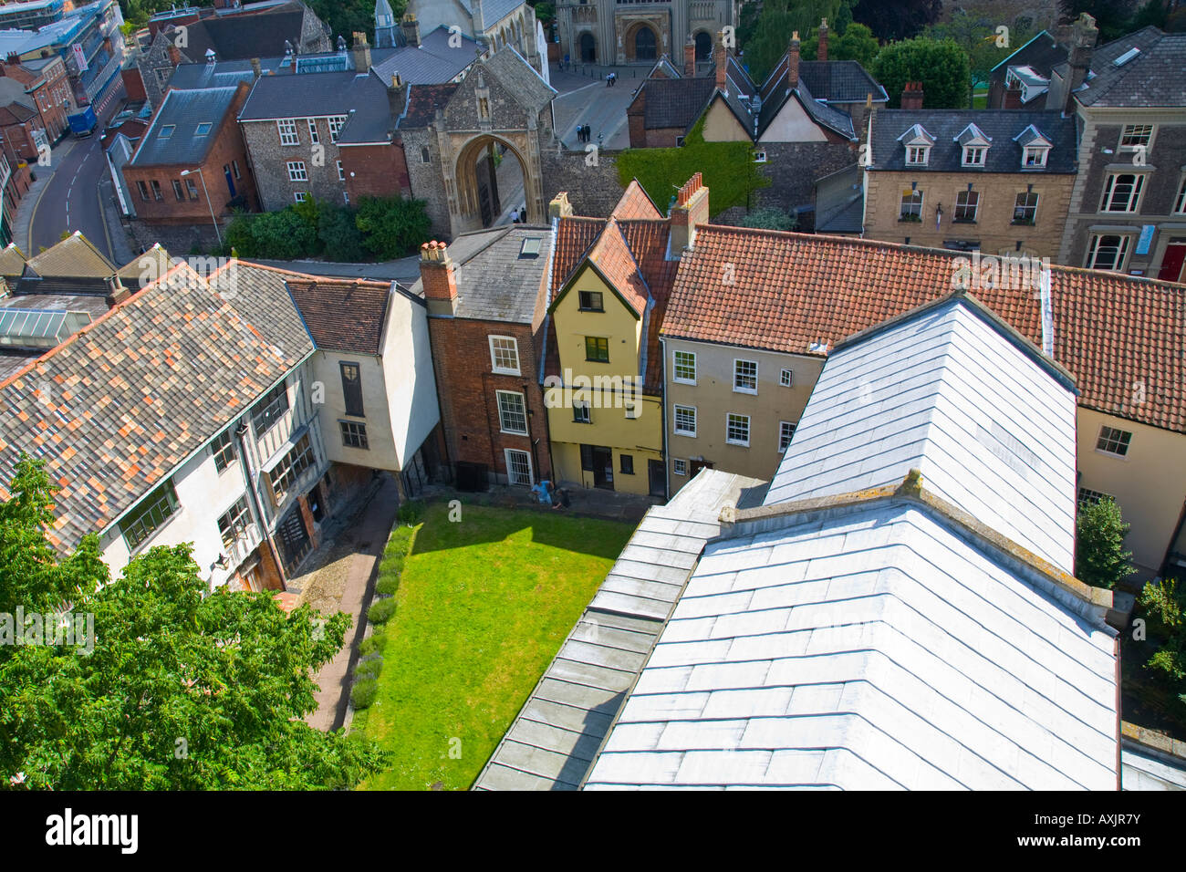 Avis de maisons médiévales et Erpingham porte de la cathédrale de St George's Church tower,Tombland Norwich, Norfolk, Angleterre Banque D'Images