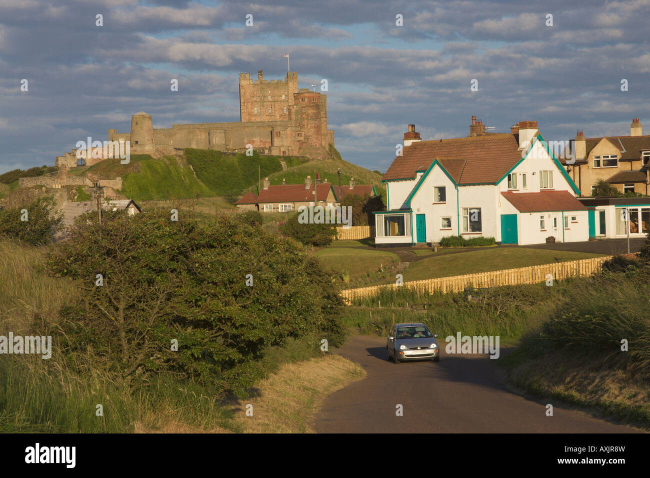 Village et Château de Bamburgh Northumberland Royaume-uni Banque D'Images