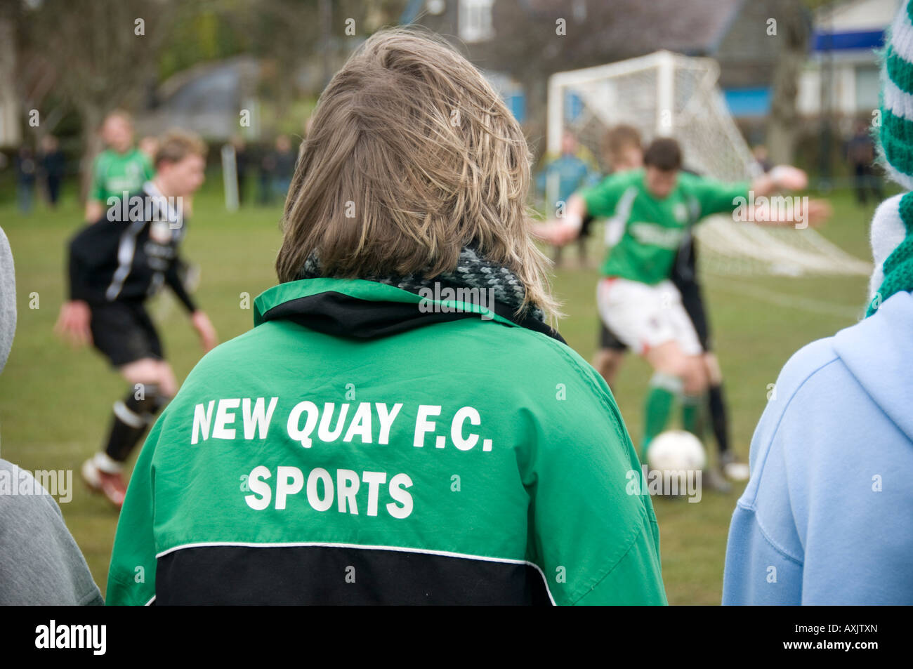 Les spectateurs et fans de New Quay club de football jeu de football amateur regardant sur village green Aberaeron Ceredigion Pays de Galles Banque D'Images