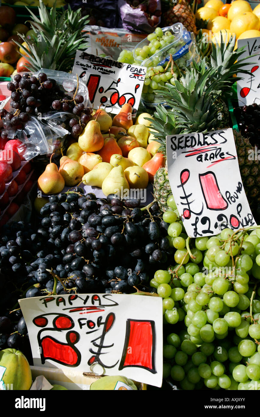 La ferme de la rue du marché alimentaire végétarien mâche du vendeur boutique magasin de détail traditionnel décrochage keeper mobile orange Poivron Pomme d'arbustes Banque D'Images