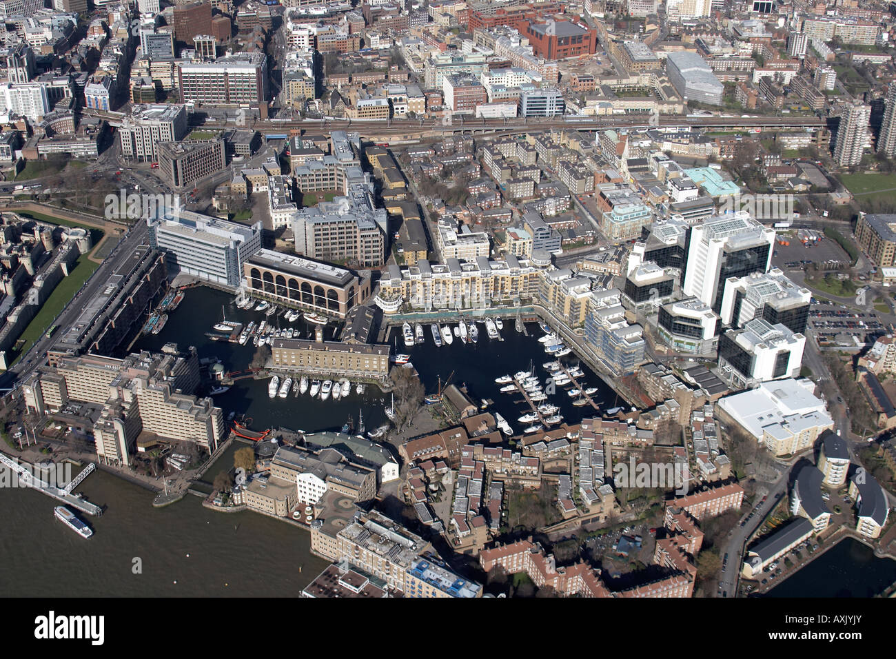 Vue aérienne oblique de haut niveau au nord ouest de St Katharine Docks Wapping Londres E1 England UK Février 2006 Banque D'Images