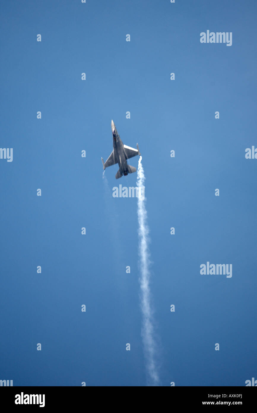 F 16 Fighting Falcon aircraft sur le pilotage de l'affichage à Farnborough International Airshow Juillet 2006 Banque D'Images